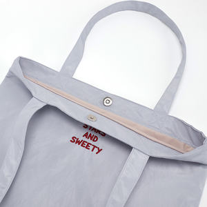 Bolso de compras de poliéster personalizado con logotipo de bordado de moda reutilizable para hombres y mujeres - Product Image 5