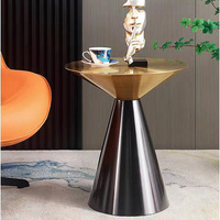 Petite table moderne dorée d'appoint ronde en acier inoxydable Table d'appoint dorée en or au design italien pour meubles de maison d'hôtel