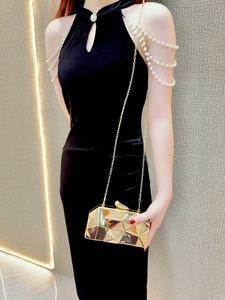 Borsa da Sera Dorata alla Moda 2026, <span class=keywords><strong>Pochette</strong></span> Geometrica in Acrilico, Borse Metalliche Dorate con Catena per Donne, Borse da Festa per Serate Formali - Product Image 3