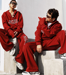 Ensemble de survêtement unisexe rouge avec col boutonné, manches longues, coupe ample, style streetwear, broderie de lettres, sweat-shirt et pantalon, tenue d'automne - Product Image 1
