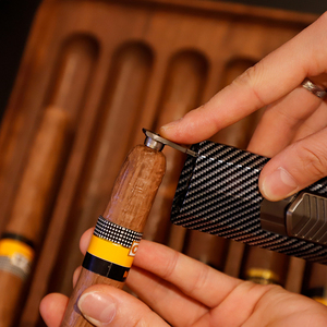 Vente en gros Briquet cadeau en fibre de carbone avec poinçon Briquet à 3 jets à flamme élevée - Product Image 5