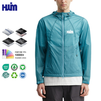 Veste de pluie respirante en ripstop personnalisée pour homme, avec panneaux articulés et aérations sous les aisselles, idéale pour l'escalade, le via ferrata et le scramblering.