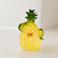 OEM ODM Transparante Epoxyhars Cartoon Ananas Figuurje Fruitfiguur Sculptuur voor Winkel Souvenirs & Promotionele Cadeaus