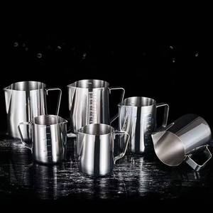 Jarra de acero inoxidable 304 para arte latte con graduaciones, taza para espumar leche, utensilio de café para uso de barista - Product Image 1