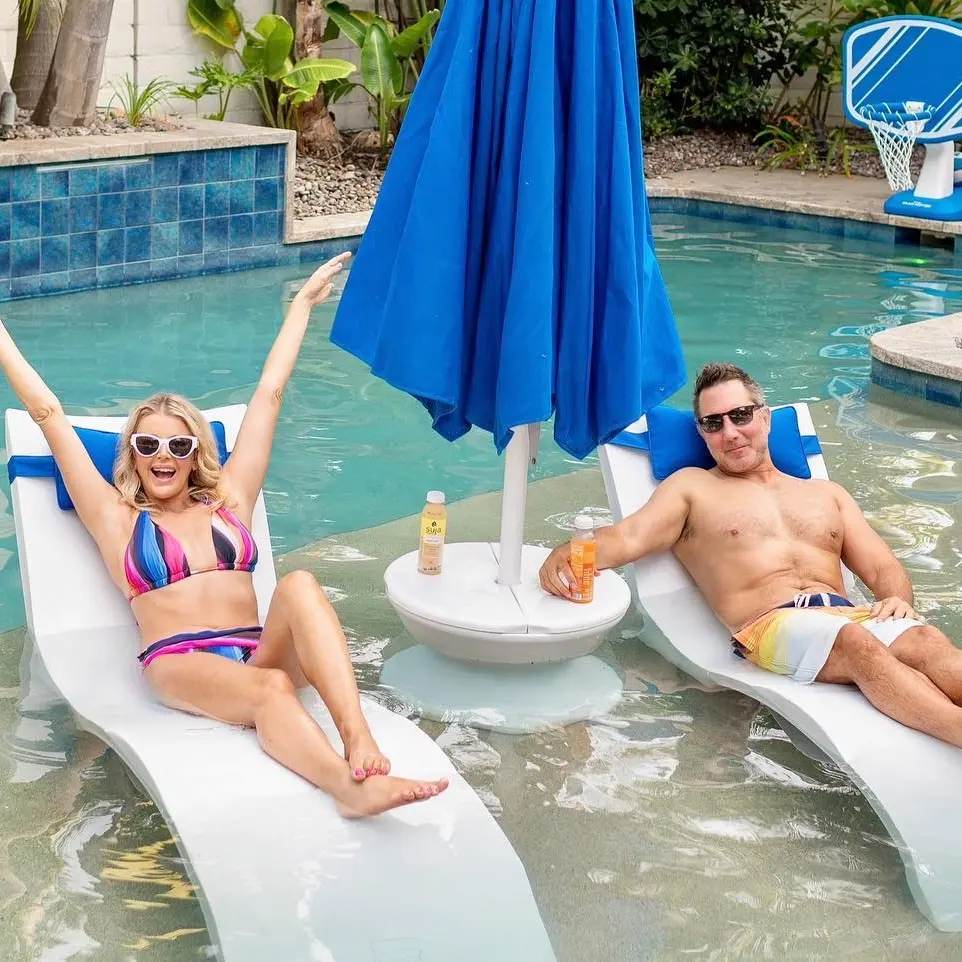 2024 lujo impermeable portátil al aire libre Hotel playa piscina lateral PE tumbonas de plástico en silla de salón de agua