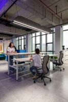 Bureau intelligent à hauteur réglable électrique au design moderne en métal avec 2 moteurs, tiroir en forme de L, cadre en fer, usage commercial