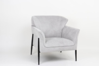Fauteuil d'appoint en velours gris clair tissé avec dossier incurvé asymétrique, accoudoirs intégrés, finition noire mate, idéal pour chambre et hôtel