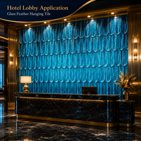 Cloison décorative artistique en verre bleu de luxe avec motifs plumeux pour hall d'hôtel et projets commerciaux