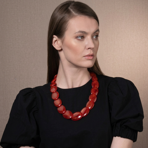 Collar con Colgante de Luna y Estrella de Resina Rojo Oscuro con Cadena Clásica de Cuentas con Forma de Corazón, Número y Perla de Diamante - Product Image 3