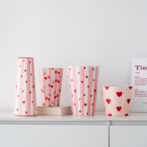 <span class=keywords><strong>Vaso</strong></span> in Ceramica a Righe Rosa con Motivo a Cuori e Ciliegie per Decorazione Casa e Ufficio - Product Image 1