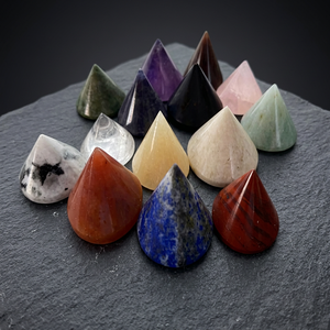 Pirámide de Piedra Lunar de Ágata Natural Tallada en Forma Cónica de Gujarat para Sanación y Decoración del Hogar - Product Image 6