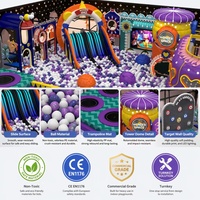 Équipement de terrain de jeux intérieur commercial, thème carnaval cirque, quatre toboggans bleus, piscine à balles géante, carrousel couronne, tour SLAP MUSIC