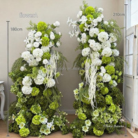 Goldener Hornbogen-Hintergrund mit Grünen Hortensien, Weißen Rosen, Seidenblumen und Eukalyptus-Grün für Hochzeitszeremonien, Bühnen, Partys und Events