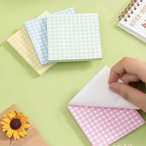 กระดาษโน้ตแบบมีกาวในตัว ลายตารางหลากสี สวยงาม ขนาด 7.6x7.6 ซม. เหมาะสำหรับนักเรียน ทำการบ้าน ใช้ในสำนักงาน หรือเรียนหนังสือ - Product Image 3