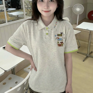 เสื้อโปโลแขนสั้นผู้หญิงสีเบจ ผ้าถัก ปักลายการ์ตูน สวมใส่สบาย ระบายอากาศได้ดี ความยาวปกติ - Product Image 1