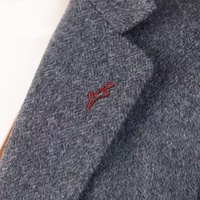 Manteau en laine pour homme sur mesure de haute qualité pour la chaleur et le confort en hiver, avec doublure intérieure en duvet, broderie de motif personnalisée