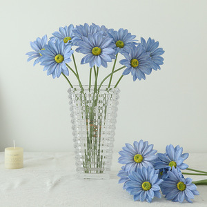 Bouquet de marguerites artificielles jaunes en soie pour la décoration de la maison et des mariages - Product Image 3