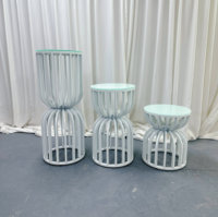 Ensemble de 3 tables d'appoint blanches en forme de vase creux avec plateau en verre trempé, table de présentation de gâteau de mariage pour événements et banquets