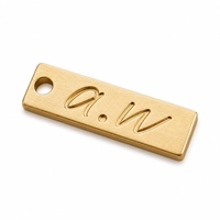 Plaque de logo en relief en alliage de zinc pour accessoires de mode, personnalisable avec trous à coudre, finition de surface personnalisée, collections ODM
