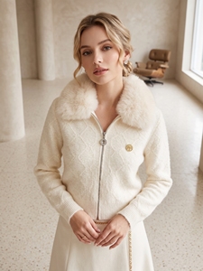 Veste en laine blanche de luxe pour <span class=keywords><strong>femme</strong></span> avec col en fourrure moelleuse et boucle vintage en strass, manteau court en laine, vêtement d'extérieur formel pour <span class=keywords><strong>femme</strong></span> pour l'hiver - Product Image 6