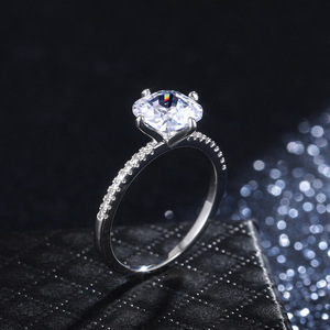 Anello Classico in Ottone a Quattro Punte con Diamante Coltivato in Laboratorio per Donne, Stile Minimalista per Matrimonio e Fidanzamento, Accessorio per Mano - Product Image 4
