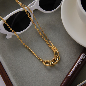 Collar de cadena de eslabones con cierre OT asimétrico con diseño clásico de piedra de circón para mujer de acero inoxidable chapado en oro de 18 quilates - Product Image 2
