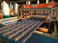 Machines de fabrication de tuiles de toit en PVC de luxe colorées, machines de fabrication de tuiles de toit en plastique ondulé revêtues de caoutchouc, machines de fabrication de tuiles de toit en résine synthétique
