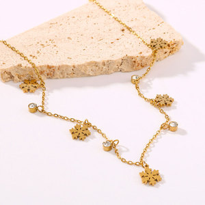 เครื่องประดับกันน้ำไม่หมอง ฐานสแตนเลส 316L ชุบทอง 14k 18k PVD ประดับเพชรซิคอนรูปเกล็ดหิมะ สร้อยคอสำหรับผู้หญิง - Product Image 1