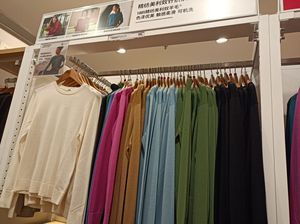 ราวแขวนเสื้อผ้าไม้คุณภาพสูง ชั้นวางโชว์สินค้า <span class=keywords><strong>Uniqlo</strong></span> ชั้นวางโชว์เสื้อผ้าชายหญิงสำหรับร้านค้า - Product Image 4