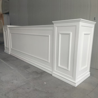 Table de bar carrée en bois de chêne massif peint en blanc sur mesure pour réceptions de mariage et événements