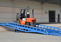 Rampe de chargement portable en acier au carbone pour la logistique d'entrepôt, rampe de chargement mobile hydraulique réglable pour quai