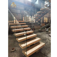 Escalier droit en bois massif sur mesure avec main courante