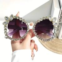 Nouvelles lunettes de soleil tendance et polyvalentes de style Harajuku avec fleurs et diamants, lunettes de soleil essentielles pour la plage et les vacances.