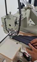 Máquina de coser de doble aguja de puntada de cadena con accionamiento directo y alimentación por ordenador QS-927D-TP con dispositivo de corte automático de cinta