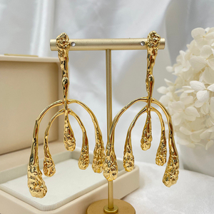 Pendientes de Metal Líquido Vanguardistas, Chapados en Oro de 18K de Alta Gama, Textura Orgánica Irregular, Pendientes Móviles de Oro Crudo para Mujer - Product Image 6