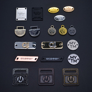 Étiquettes en métal gravées or et noir pour vêtements, étiquettes décoratives personnalisées de créateur, étiquettes en métal personnalisées pour sacs à main, logos - Product Image 1
