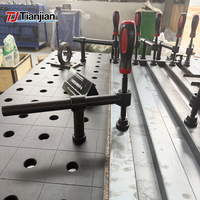 Table de soudage modulaire 3D D28 avec localisateurs de serrage de précision, établi en acier nitrué pour l'assemblage industriel des métaux