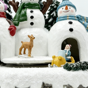 ฉากหมู่บ้านคริสต์มาสบนภูเขาพร้อมรถไฟเคลื่อนที่ ไฟ LED และเสียงเพลง ของตกแต่งวันหยุดทำจากเรซิ่น - Product Image 4