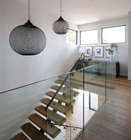 Solution d'escalier intérieur en acier Prima avec structure de poutre en boîte moderne pour la construction de villas