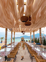 Décoration de plafond pneumatique de style grec rideau de parasol extérieur populaire pour les arrangements saisonniers de bord de mer de restaurant extérieur