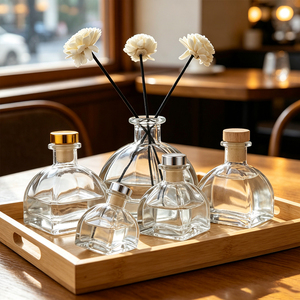 Bouteille diffuseur à roseaux en verre transparent avec logo personnalisé, 50ml, 100ml, 150ml, 250ml, vide, pour parfum d'ambiance, avec bouchon effet bois - Product Image 1