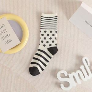 Calcetines de algodón a rayas y lunares para mujer, calcetines coreanos de media pantorrilla para primavera, otoño e invierno, tendencia coreana, lindos y versátiles - Product Image 4