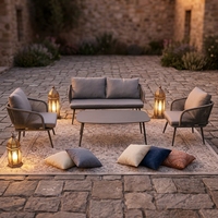 Ensemble de canapés de jardin en rotin moderne et durable 4 places avec mobilier tressé résistant aux UV pour usage extérieur dans les cours de villas et les parcs