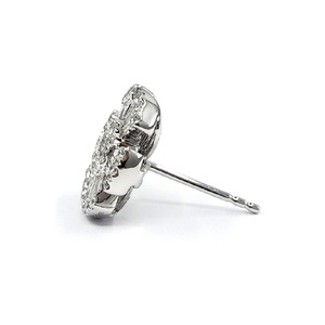 Boucles d'oreilles clous en or blanc 18 carats en forme de fleur avec diamants véritables pour femme, style mignon pour mariages et soirées - Product Image 3