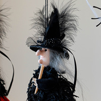 Longstar Ornements de sorcières suspendus effrayants, poupées en coton brillant assorties, chapeaux en plumes noires, balais avec lumières clignotantes pour Halloween