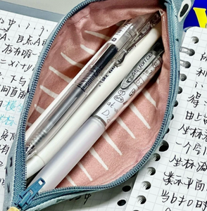 Estuche para Lápices con Cierre de Cremallera de Poliéster con Diseño de Pez Pequeño - Almacenamiento de Papelería Original para Escuelas y Oficinas - Product Image 4