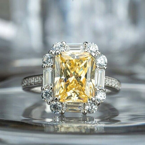 Elegante anello con pietra gialla per donna, design scintillante intarsiato, gioielli alla moda per feste - Product Image 1