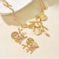 Parure de bijoux géométriques dorés : collier ras-du-cou et boucles d'oreilles à disques martelés pour femme moderne