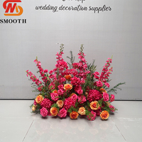 Rangée de fleurs artificielles roses, oranges, hortensias et delphiniums pour allée de mariage, arrangement floral long pour le sol