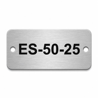Plaque signalétique métallique en aluminium gravée en relief avec fixation par vis pour l'identification et la traçabilité des machines